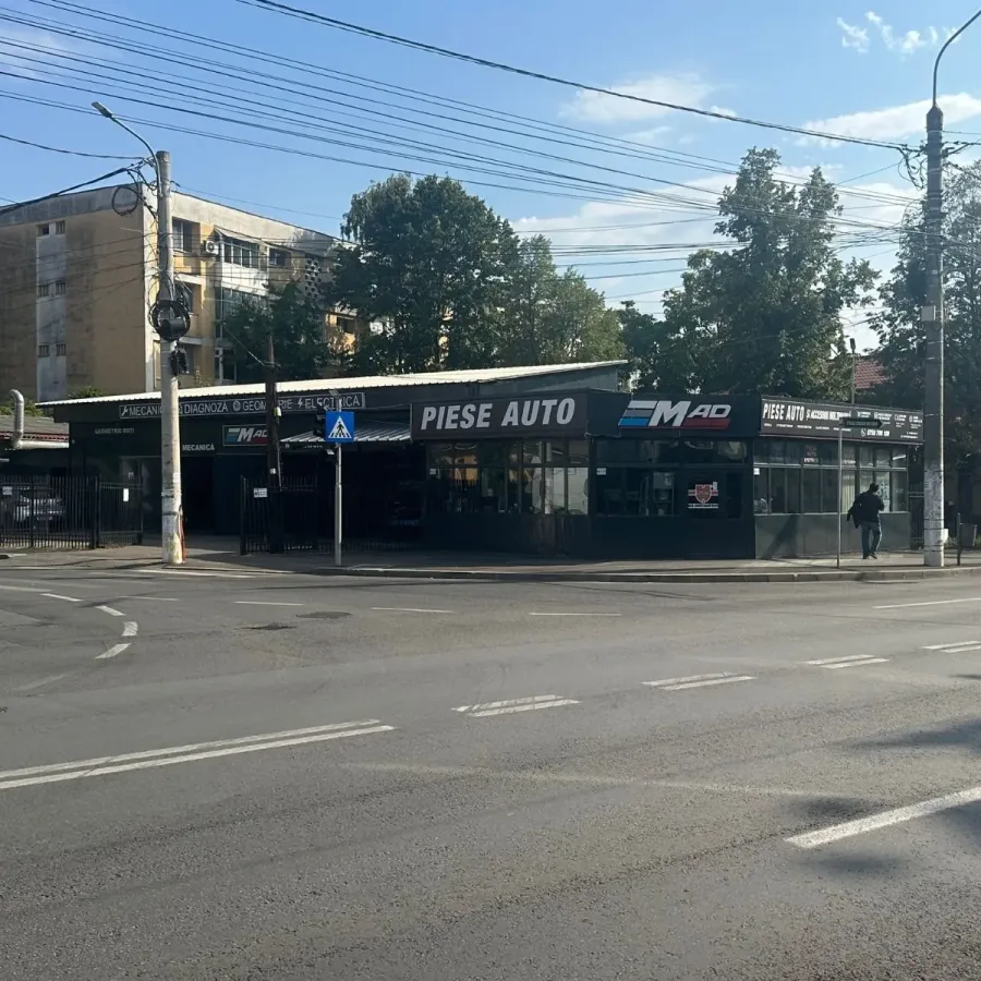Mecanic M AD GARAGE lucrând în atelier